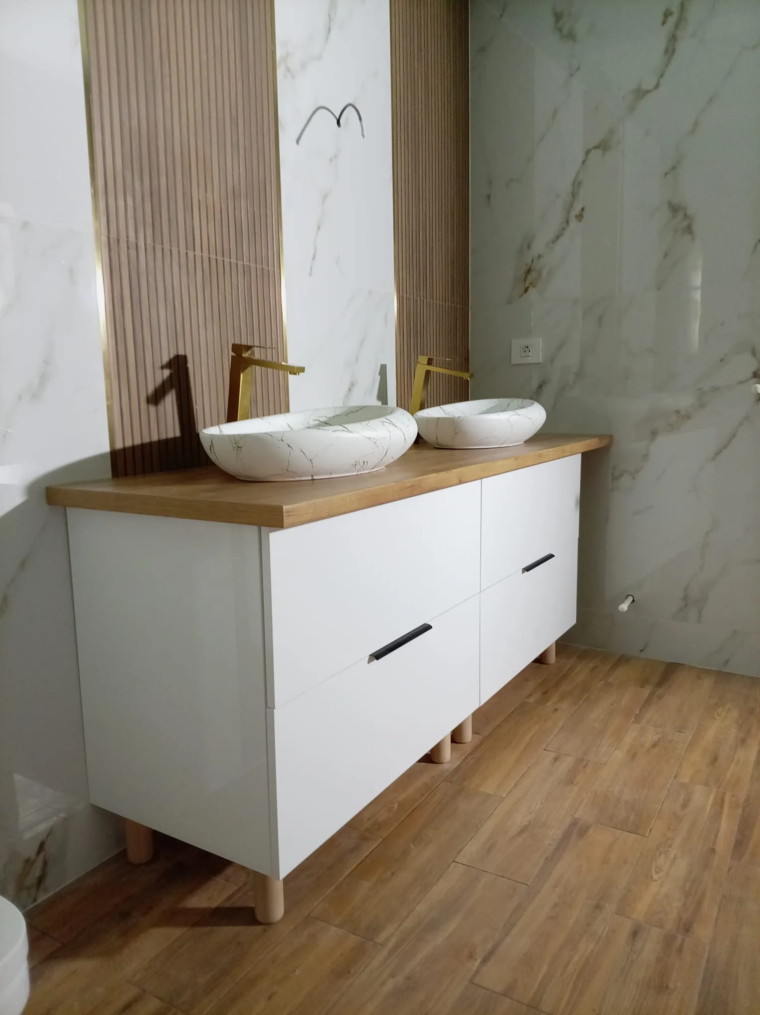 Mobilier de baie la comandă, front alb și blat de lemn